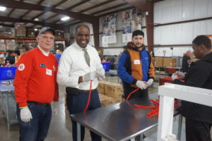 Read more about the article YCC Members, Staff, Waukegan Mayor Sam Cunninham Volunteer at Northern Illinois Food Bank